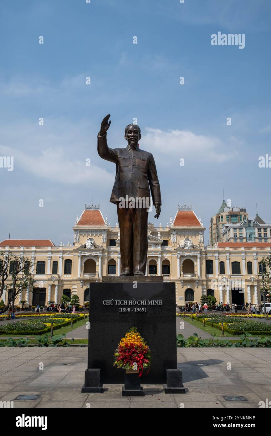 Statue de Ho Chi Minh devant l'ancien Hôtel de ville Haotel de ville à Ho Chi Minh ville Vietnam Banque D'Images