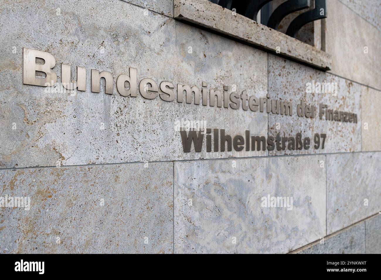 Bundesministerium der Finanzen, Berlin, 23.11.2024 Eine Nahaufnahme des Schriftzugs Bundesministerium der Finanzen Wilhelmstraße 97 auf der Fassade des Gebäudes à Berlin. Berlin Berlin-Mitte Berlin Deutschland *** Ministère fédéral des Finances, Berlin, 23 11 2024 gros plan du lettrage Ministère fédéral des Finances Wilhelmstraße 97 sur la façade du bâtiment Berlin Mitte Berlin Allemagne 20241123-6V2A2007-M4000 Banque D'Images