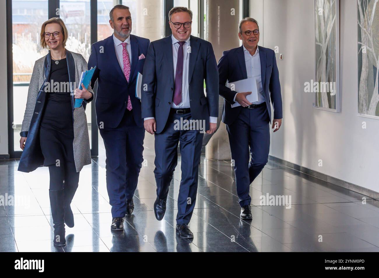 Katja Wolf Fraktionsvorsitzende BSW, Steffen Schütz Stellvertretender Fraktionsvorsitzender BSW, Mario Voigt Fraktionsvorsitzender CDU, Georg Maier SPD, geschäftsführender Inneminister auf dem Weg zum Presseraum, Thüringen 22.11.2024, Erfurt Deutschland, Politik, Vorstellung Regierungsvertrag Koalitionsvertrag Schütz 2024 Banque D'Images