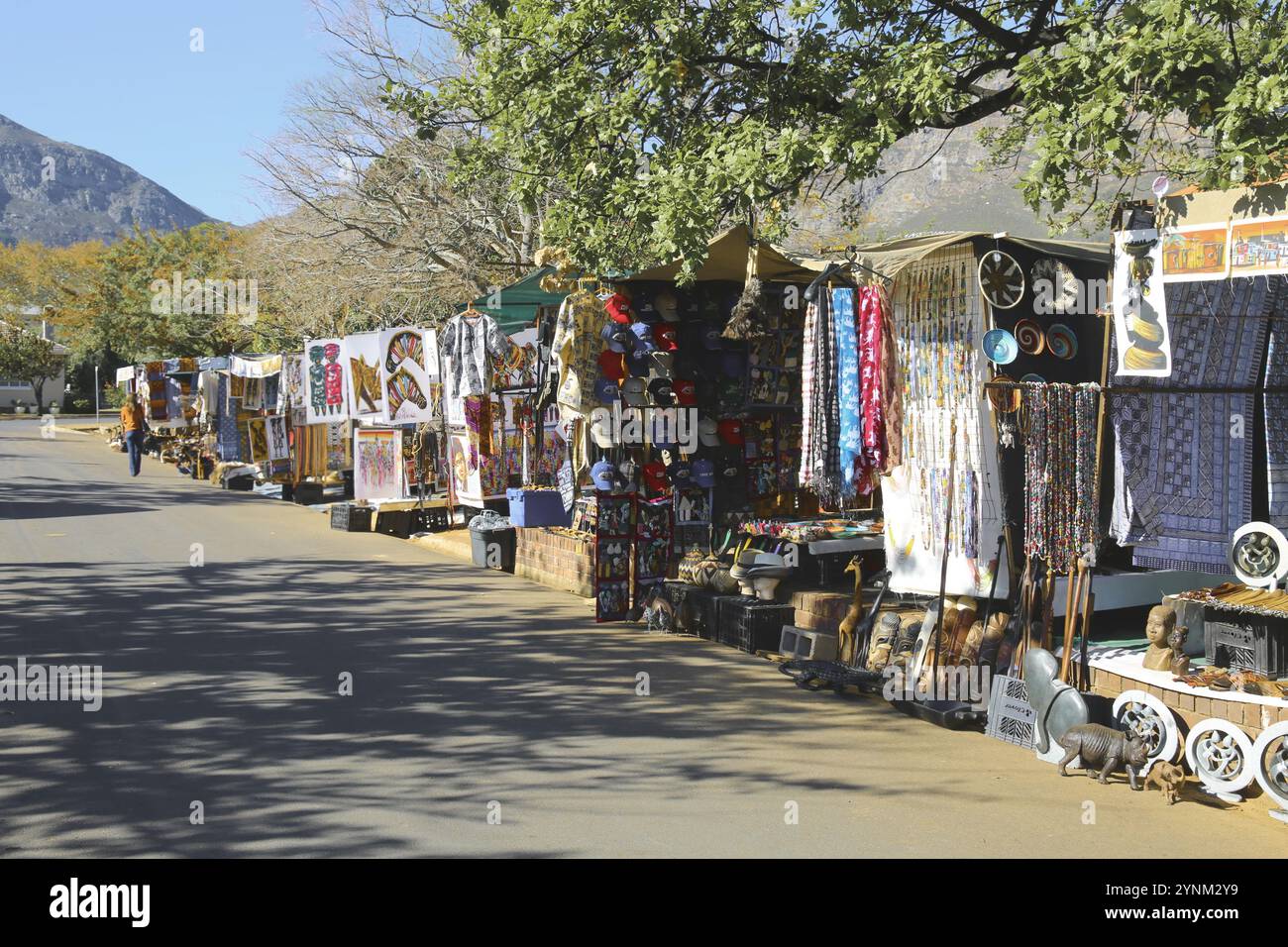 Les commerçants informels exposent leurs marchandises au marché d'art et d'artisanat de Franschhoek dans le Cap occidental, en Afrique du Sud. Banque D'Images