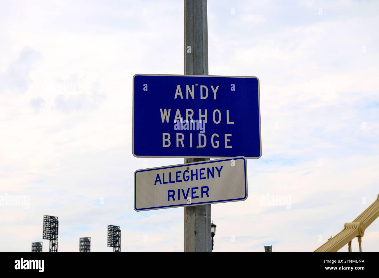 Panneau indiquant Andy Warhol Bridge situé près de la rivière Allegheny à Pittsburgh par temps clair. Banque D'Images