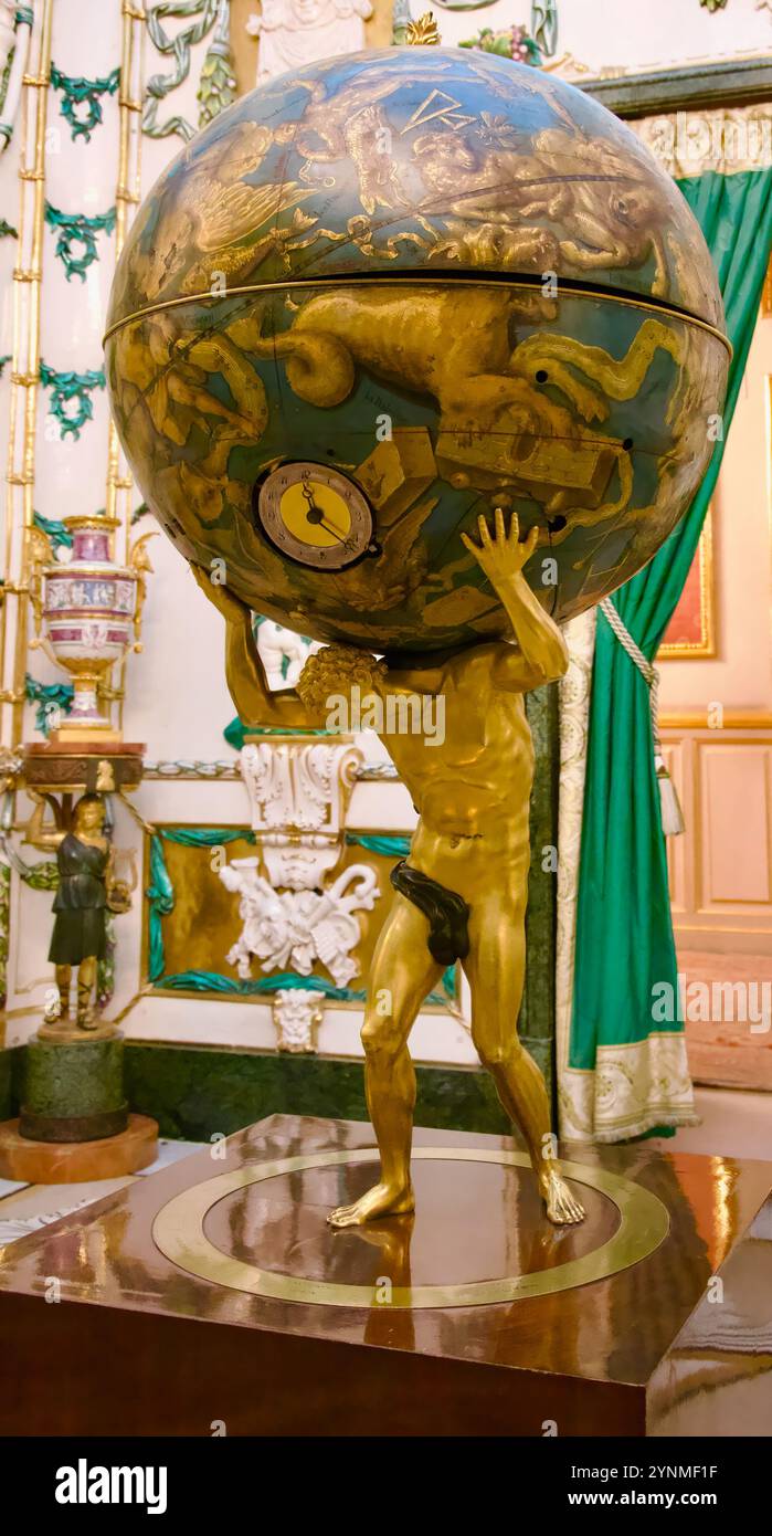 Horloge de luxe par Abraham-Louis Breguet avec Atlas tenant un globe contenant un planétarium salle de porcelaine Palais Royal Madrid Espagne Europe Banque D'Images