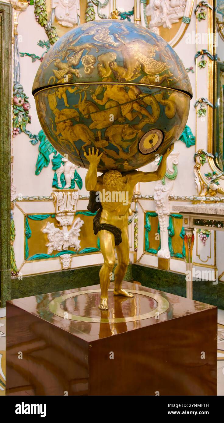Horloge de luxe par Abraham-Louis Breguet avec Atlas tenant un globe contenant un planétarium salle de porcelaine Palais Royal Madrid Espagne Europe Banque D'Images