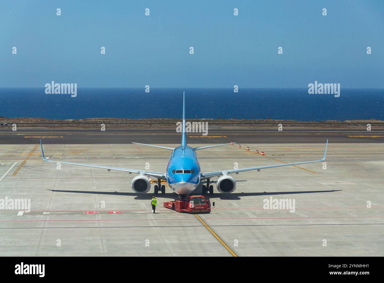 TUI Airway Airway avion Boeing 737-800 se préparant pour le vol sur la piste de l'aéroport le 13 juillet 2019 à Granadilla de Abona, Espagne. Banque D'Images