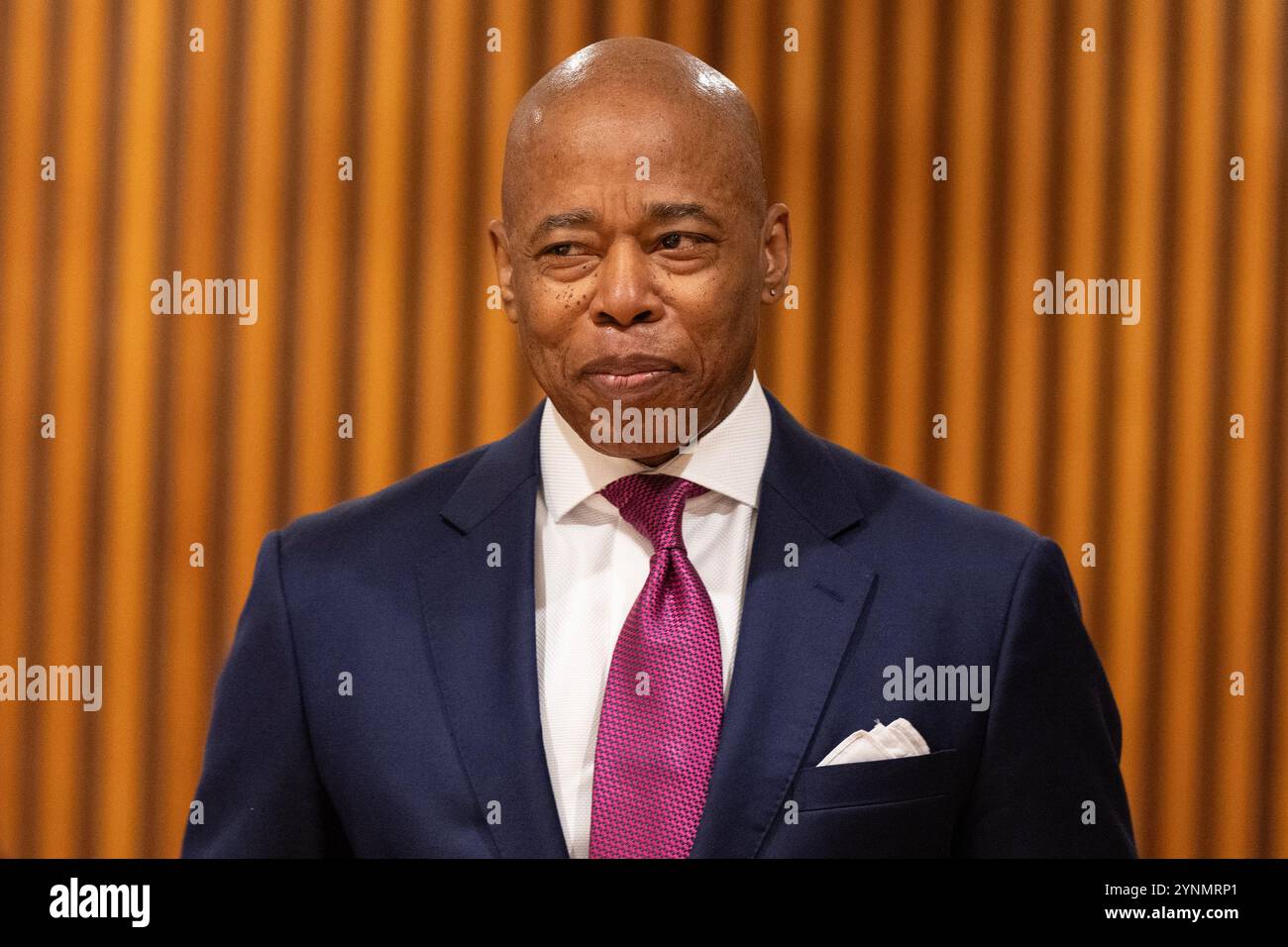 Le maire Eric Adams arrive pour la cérémonie de serment de Jessica Tisch en tant que commissaire de police au One police Plaza à New York le 25 novembre 2024 Banque D'Images