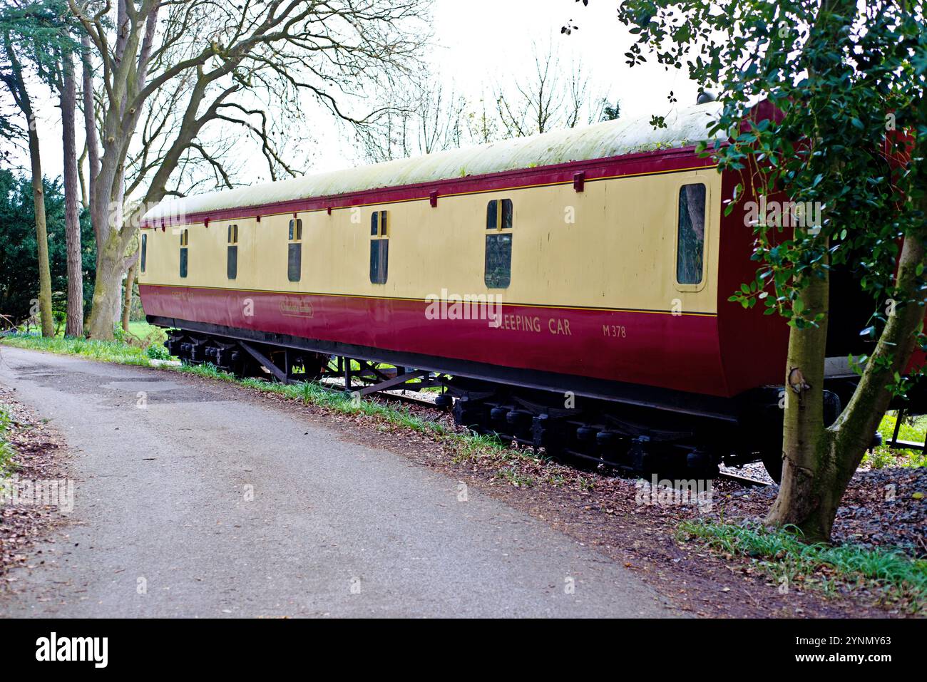 1950 British Rail Midland Sleeper Coach devant l'hôtel à Great Ayton, North Yorkshire, Angleterre Banque D'Images