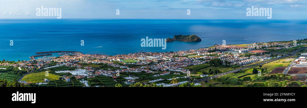 Une vue panoramique depuis la chapelle de notre Dame de la paix à travers Ribeira Seca sur l'île de San Miguel aux Açores en été Banque D'Images