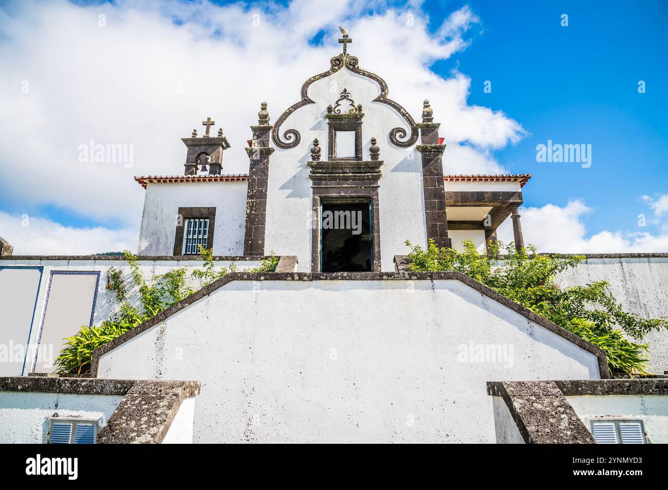 Une vue sur la chapelle de notre Dame de la paix à travers Ribeira Seca sur l'île de San Miguel aux Açores en été Banque D'Images