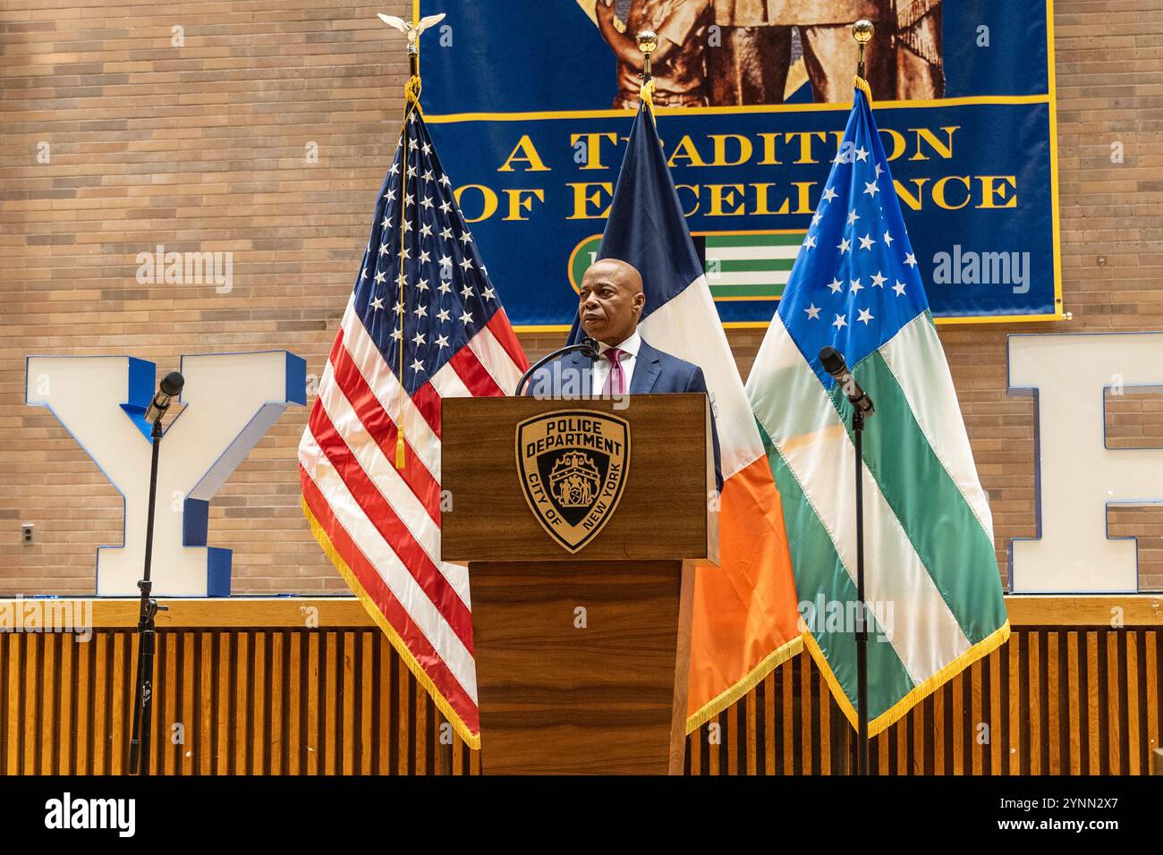 Le maire Eric Adams parle avant de prêter serment à Jessica Tisch en tant que commissaire de police au One police Plaza de New York le 25 novembre 2024 Banque D'Images