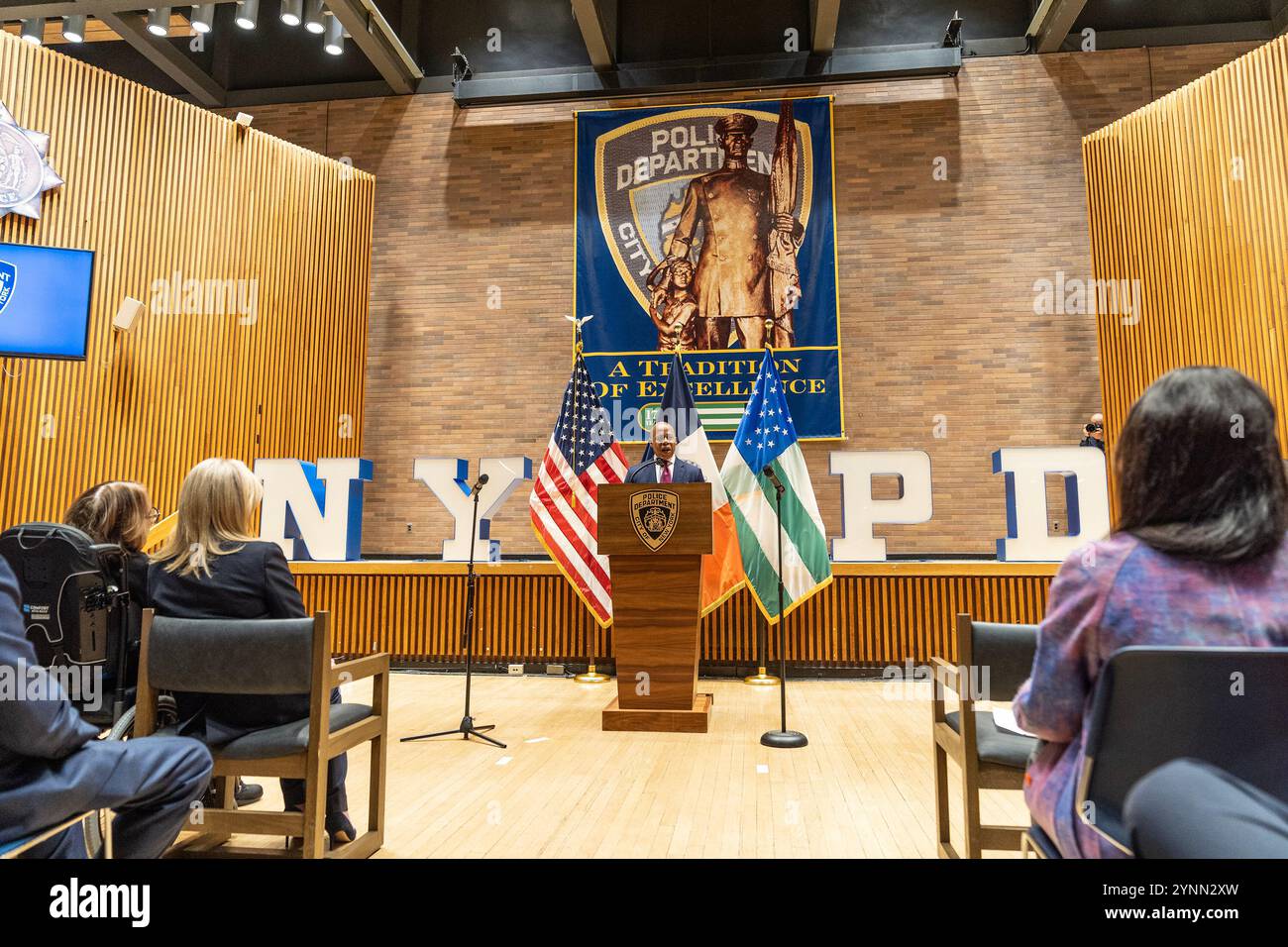 Le maire Eric Adams parle avant de prêter serment à Jessica Tisch en tant que commissaire de police au One police Plaza de New York le 25 novembre 2024 Banque D'Images