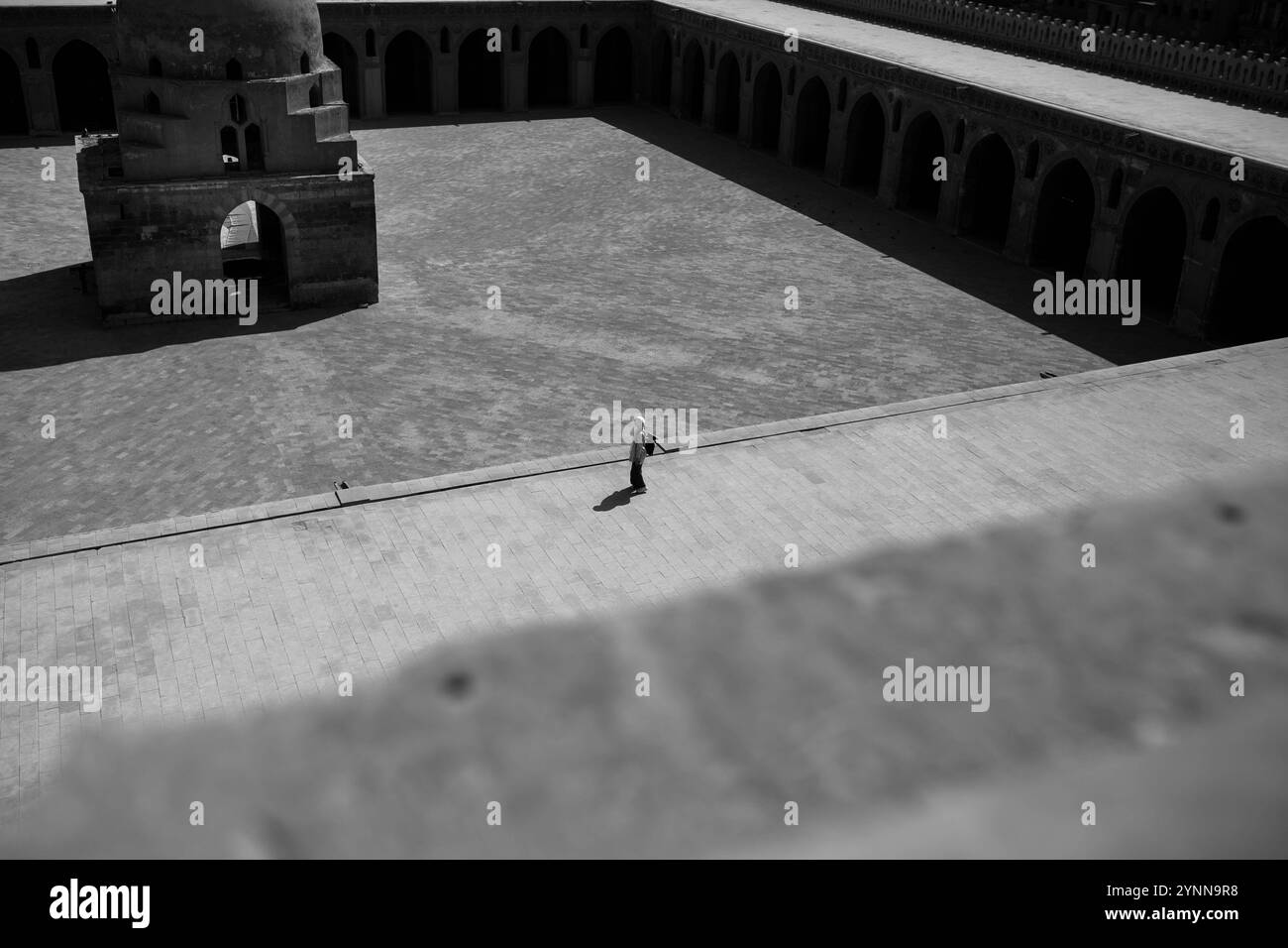 Une femme debout seule sur le toit d'une ancienne mosquée en Egypte Banque D'Images