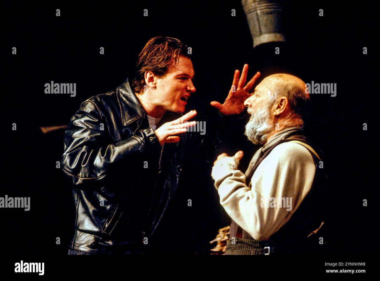 de gauche à droite : Peter Howitt (Mick), Donald Pleasence (Davies) dans LE GARDIEN DE Harold Pinter au Comedy Theatre, Londres SW1 20/06/1991 décor : Eileen Diss costumes : Dany Everett éclairage : Mick Hughes réalisateur : Harold Pinter Banque D'Images