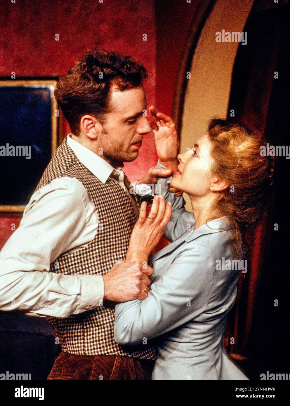 Richard Linford (Dan Clancy), Judi Bowker (Nora Clancy) dans HERE COME THE CLOWNS de Philip Barry au King’s Head Theatre, Londres N1 19/03/1991 décor : David Stevenson costumes : Jenny Croft éclairage : Phil O’ment chorégraphe : Nigel Nicholson réalisateur : David Evans Rees Banque D'Images