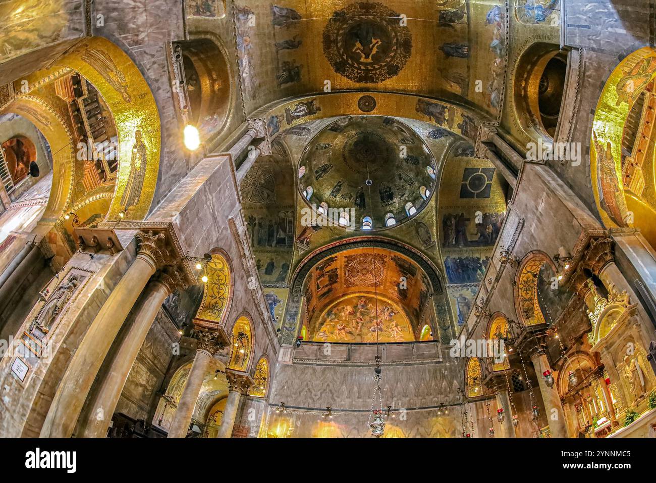 VENISE, ITALIE - 17 MARS 2023 : intérieur de la cathédrale patriarcale médiévale Basilique Saint-Marc (Basilica Cattedrale Patriarcale di San Marco), Banque D'Images