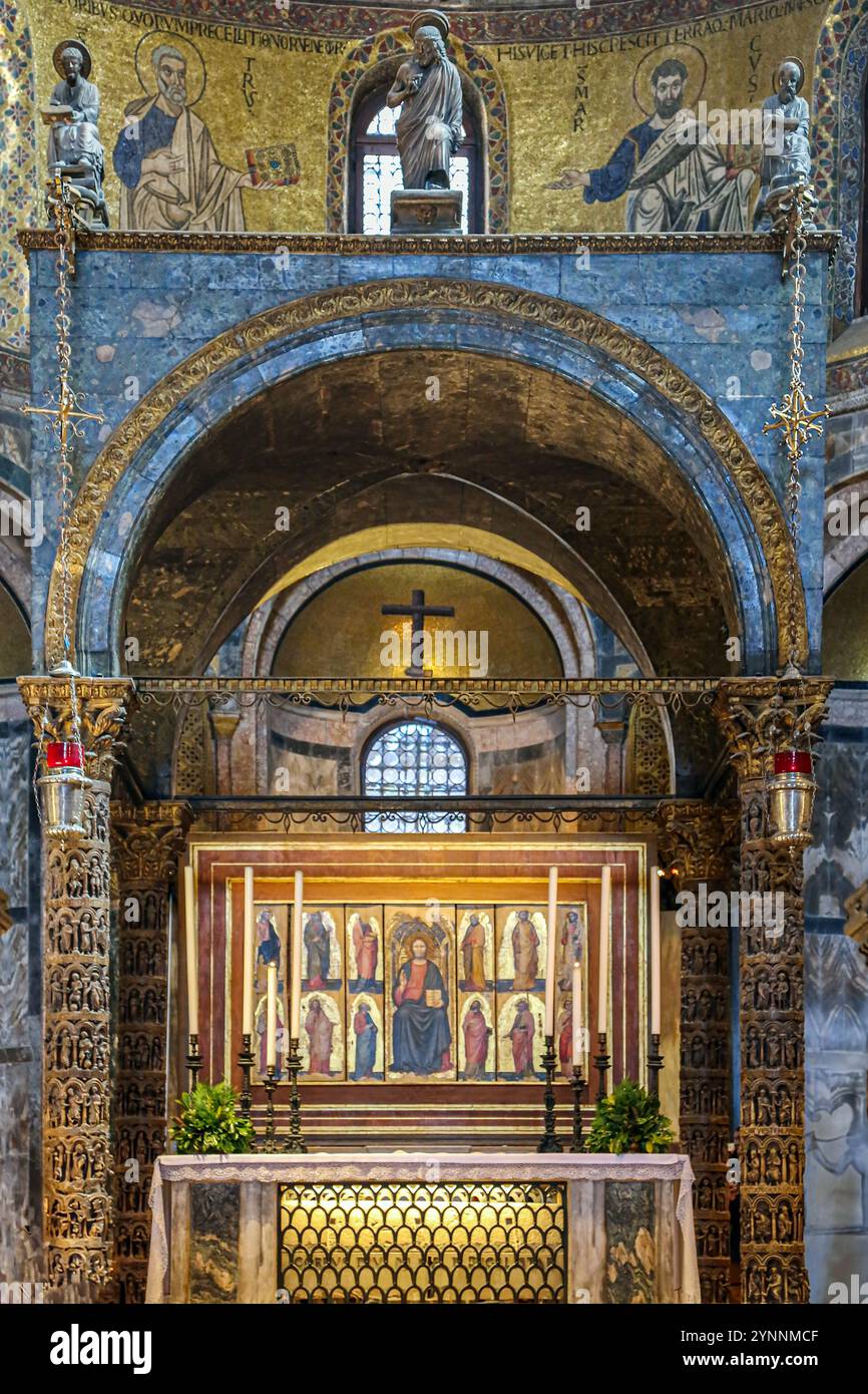 VENISE, ITALIE - 17 MARS 2023 : intérieur de la cathédrale patriarcale médiévale Basilique Saint-Marc (Basilica Cattedrale Patriarcale di San Marco), Banque D'Images