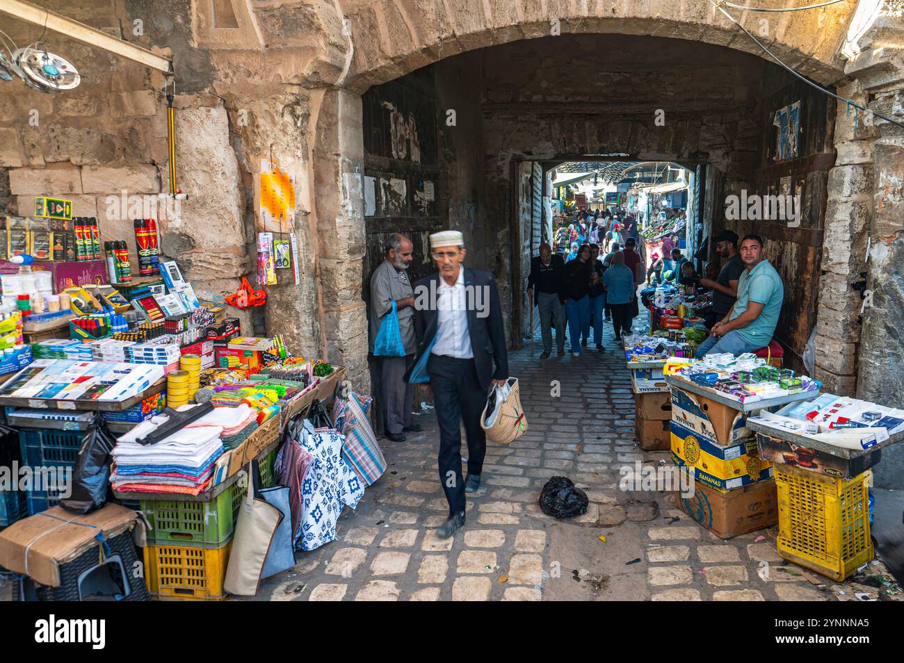 Vendeurs et acheteurs au marché traditionnel arabe de rue dans la médina de Sfax. Banque D'Images