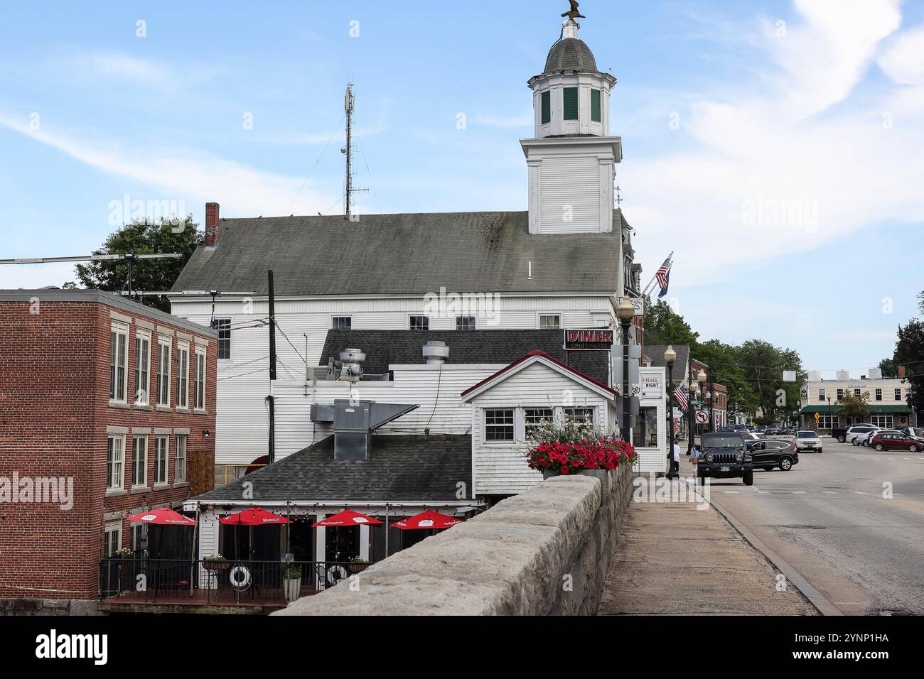 C'est le pont de pierre et juste après c'est l'ancien Milford Diner, et Eagle Hall au sommet de la coupole. Union Square est en fait plus d'un triangle sh Banque D'Images