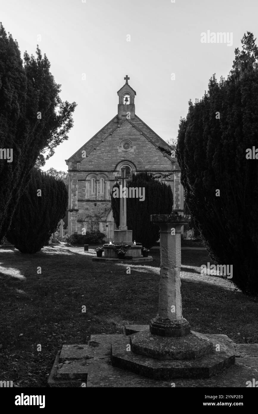 La chapelle anglicane un bâtiment de style tudor et la Croix de sacrifice sur le vieux cimetière sur l'échelle de gris commune, Southampton, Hampshire, Angleterre, Royaume-Uni Banque D'Images