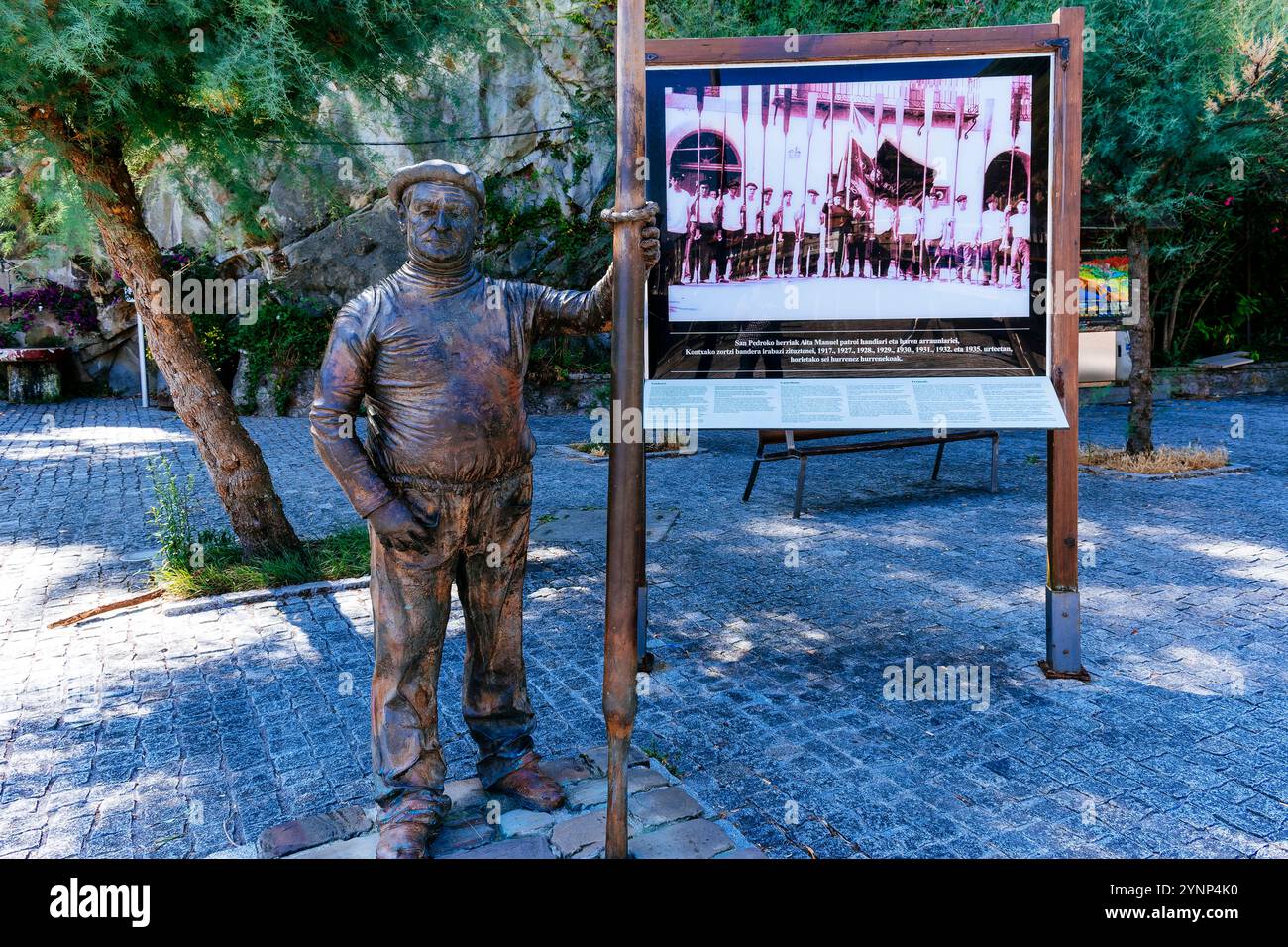Sculpture dédiée à Aita Manuel, maître d'aviron à Pasai San Pedro. Pasajes, Guipúzcoa, País Vasco, Espagne, Europe Banque D'Images