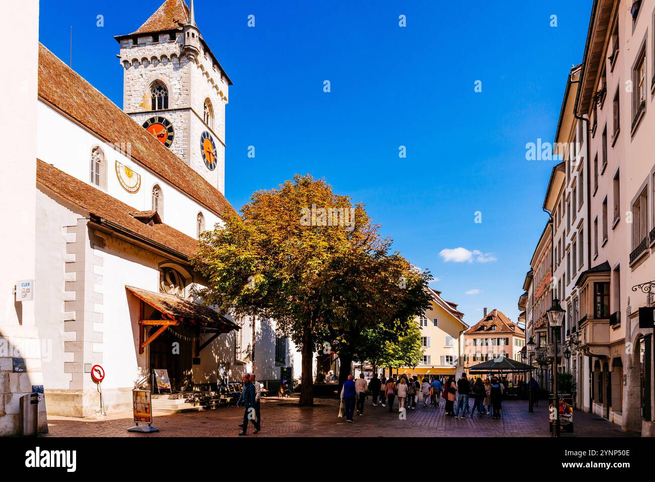 Rue Vordergasse et église de la fabrique Johann (l). Schaffhausen, Suisse, Europe. Banque D'Images