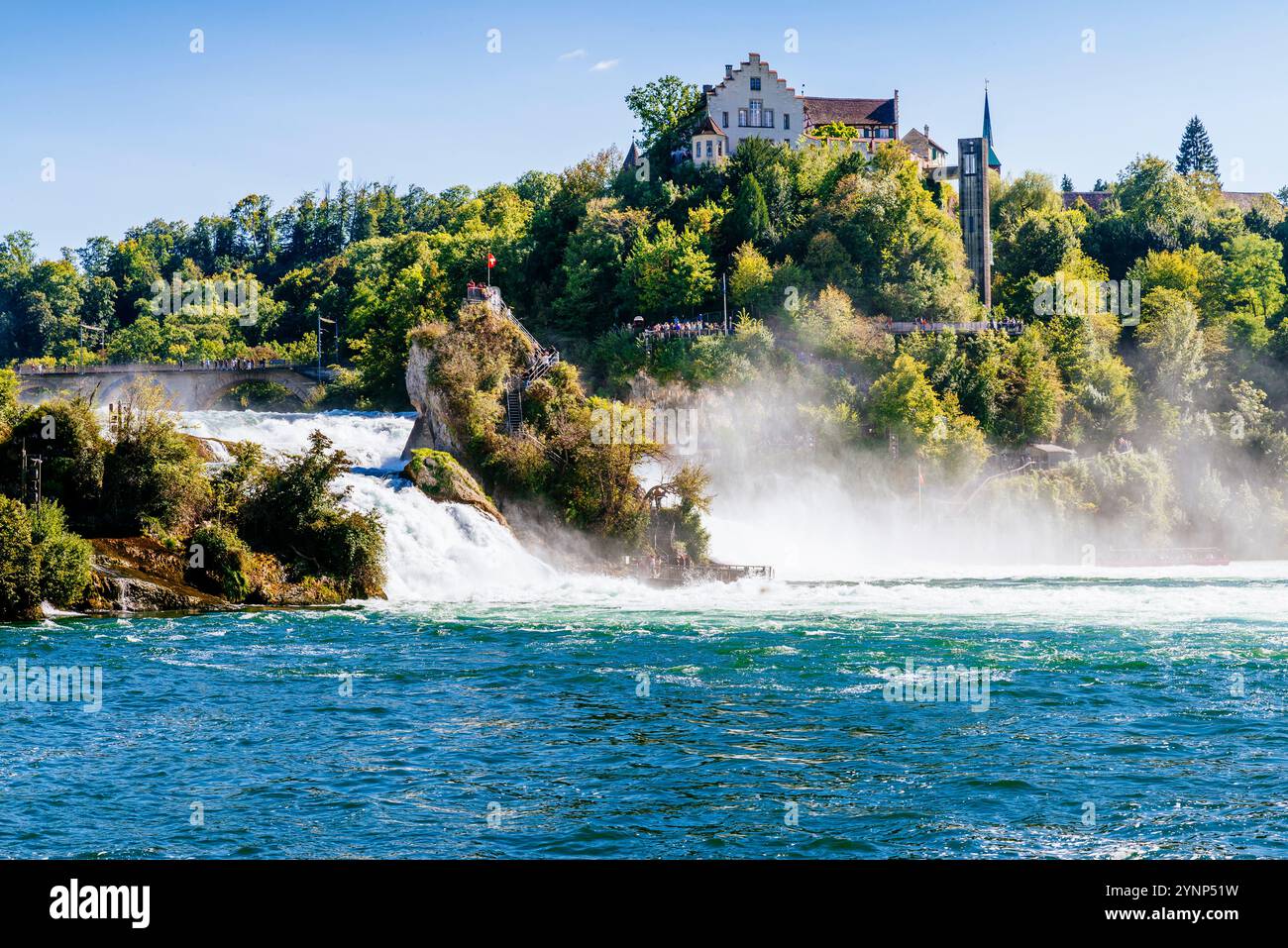 Chutes du Rhin, Rheinfallfelsen et château de Laufen. Rhin Falls est une cascade située en Suisse et la cascade la plus puissante d'Europe. Les chutes Banque D'Images