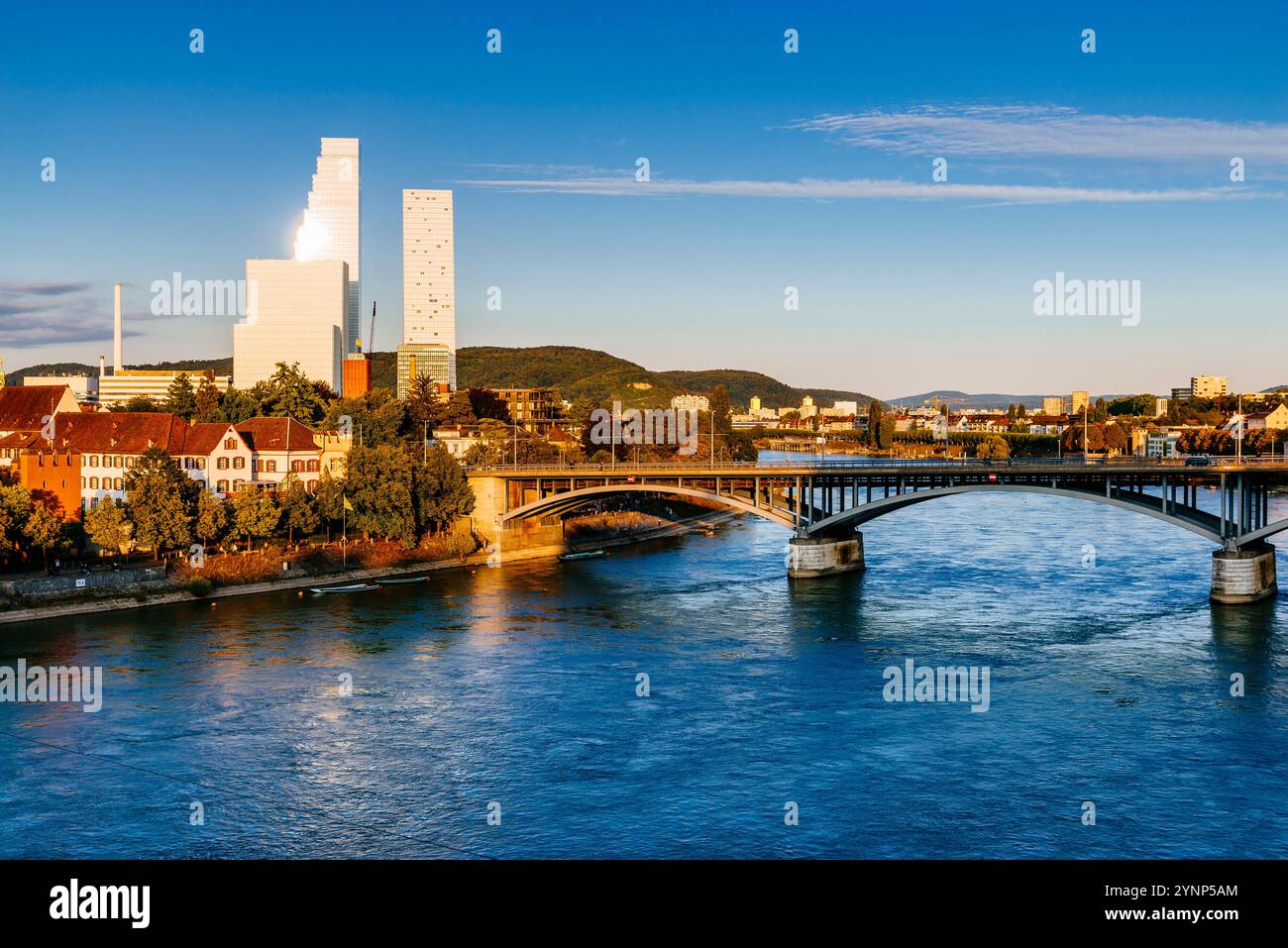 Le pont Wettsteinbrucke sur le Rhin et la tour Roche brille dans la lumière du soir. Bâle, Canton Bâle-ville, Suisse, Europe. Banque D'Images