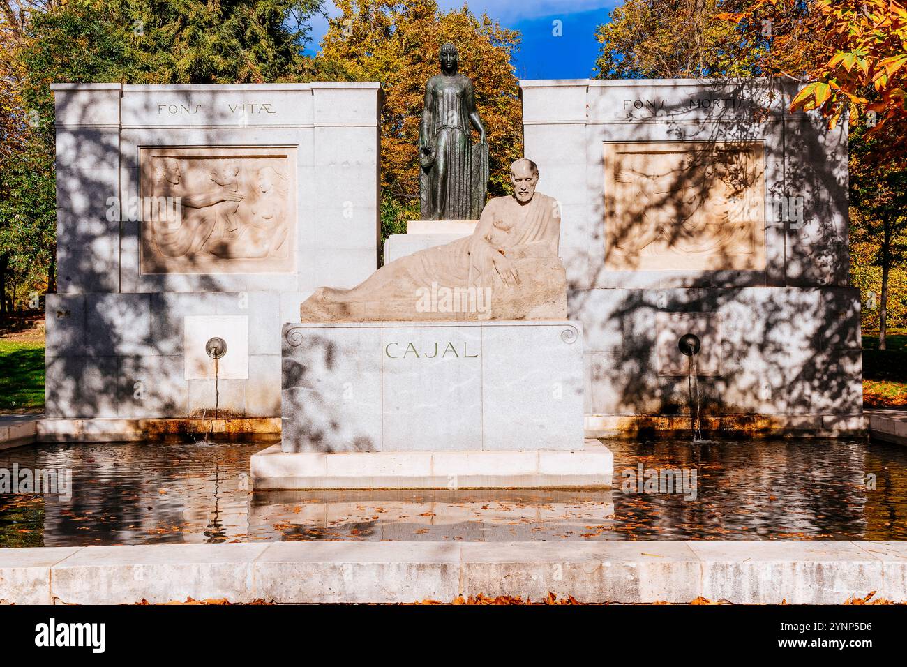 Monument à Santiago Ramón y Cajal dans le parc du Retiro, Madrid, œuvre du sculpteur Victorio Macho. Madrid, Comunidad de Madrid, Espagne, Europe Banque D'Images
