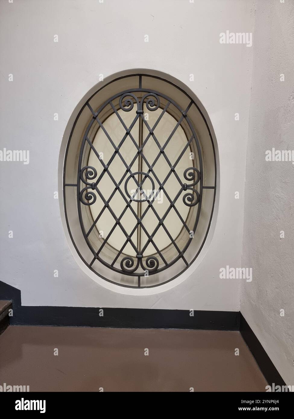 Fenêtre ovale ornée décorée d'un motif de cadre métallique à l'intérieur d'un bâtiment à Berlin, en Allemagne Banque D'Images Fenêtre ovale ornée décorée d'un motif de cadre métallique à l'intérieur d'un bâtiment à Berlin, en Allemagne Banque D'Images