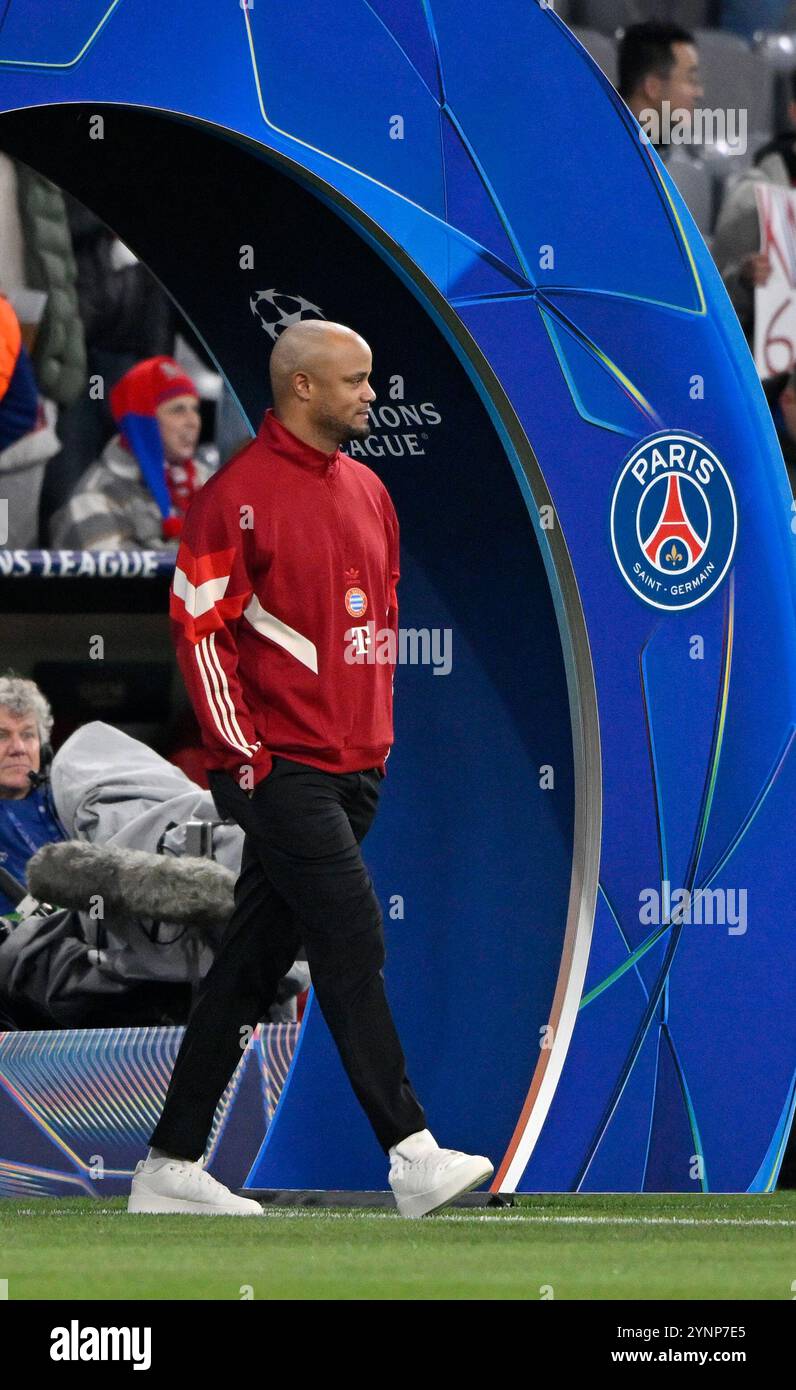 vor Spielbeginn : Platzbegehung Trainer Coach Vincent Kompany FC Bayern Muenchen FCB Winners Arch Gewinnerbogen logo FC Bayern Muenchen vs. Paris propose Germain, Fussball, UEFA Champions League, Spieltag 5, saison 2024/2025, 26.11.2024 Foto : Eibner-Pressefoto/Michael Weber Banque D'Images