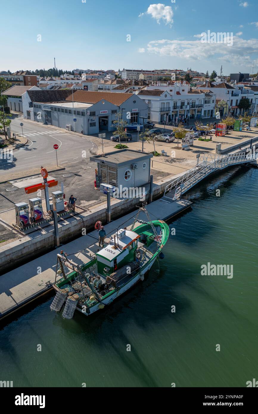 Bateau de pêche vert ravitaillement sur les rives du Rio Gilão à Tavira, Algarve, Portugal Banque D'Images