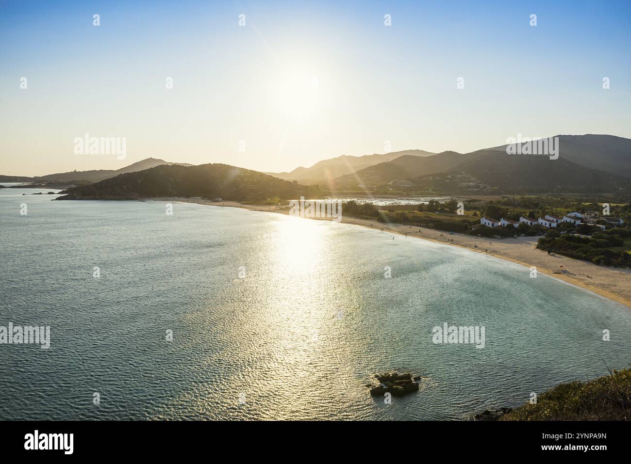 Plage de sable et mer bleue, coucher de soleil, Spiaggia di sa Colonia, Torre di Chia, Chia, côte sud, Sardaigne, Italie, Europe Banque D'Images