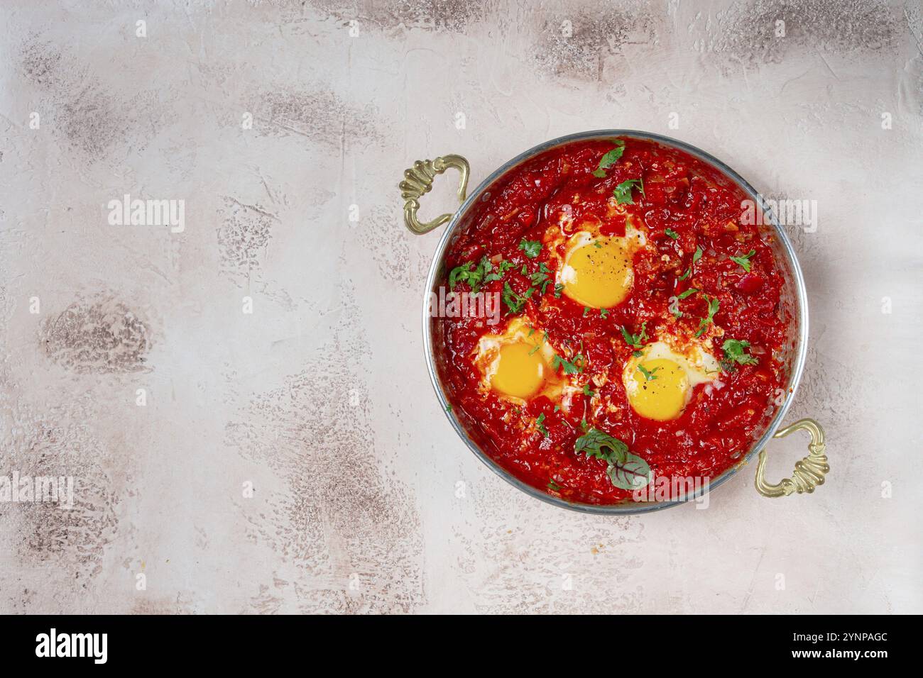 Shakshuka, petit déjeuner, œufs frits en sauce tomate, avec des épices et des herbes, fait maison, pas de gens Banque D'Images