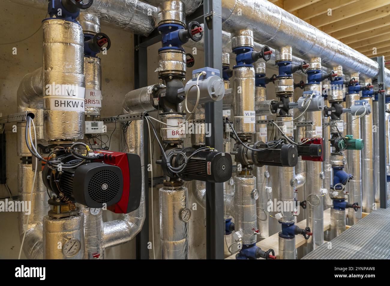 Canalisations, éléments de contrôle du réservoir de stockage de chaleur d'une usine de biogaz, 5000 mètres cubes d'eau chaude pour l'énergie tampon, pour l'alimentation en chauffage local Banque D'Images