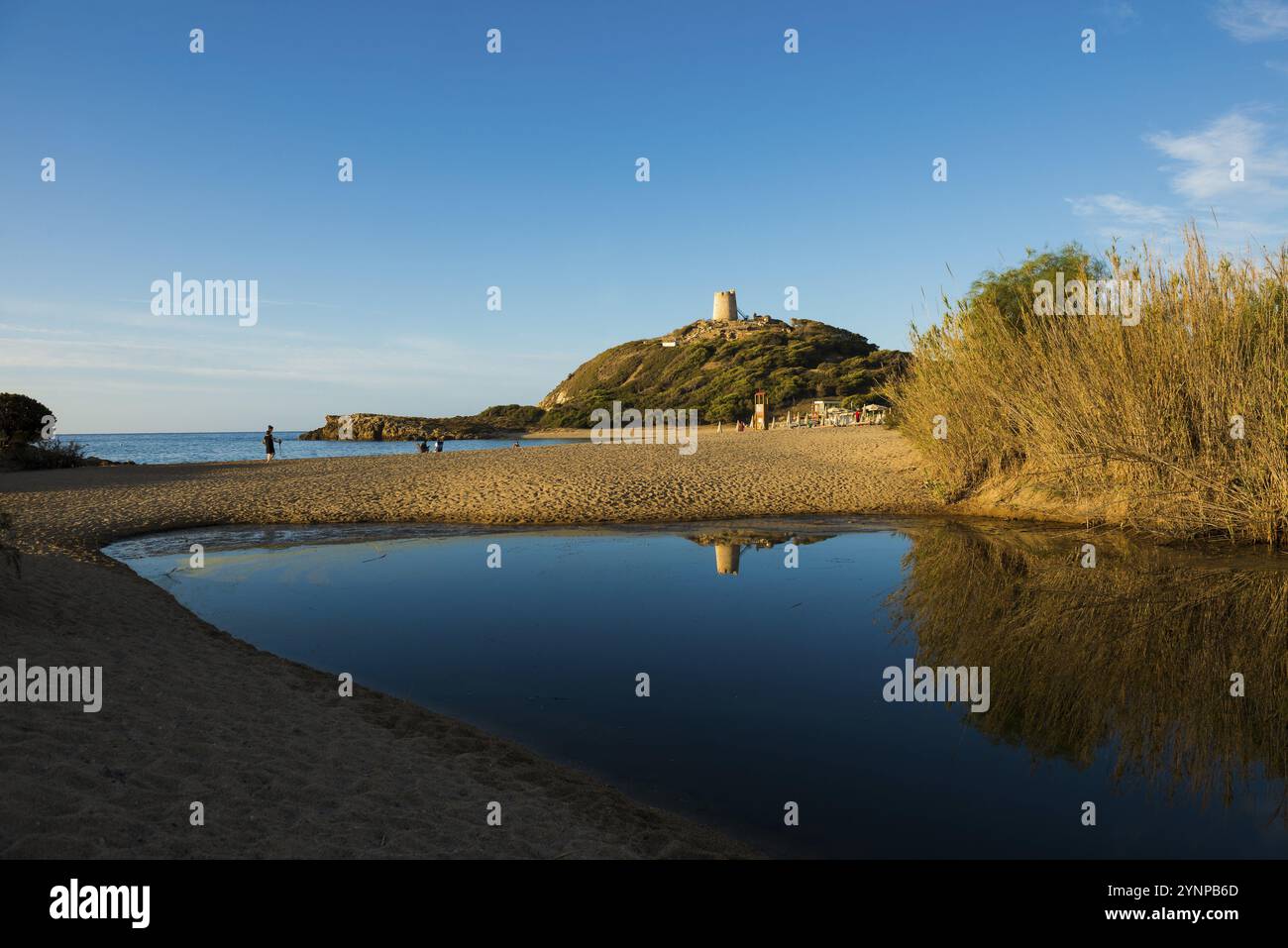 Plage de sable et mer bleue, lever du soleil, Spiaggia di Su Portu, Torre di Chia, Chia, côte sud, Sardaigne, Italie, Europe Banque D'Images