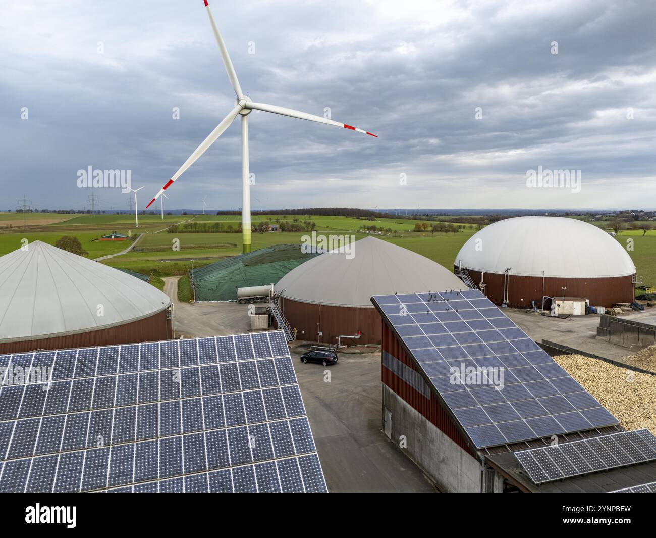 L'usine de biogaz produit du gaz à partir de la biomasse, l'électricité est produite dans des centrales de cogénération de chaleur et d'électricité avec le biogaz produit et vendu aux entreprises en t Banque D'Images