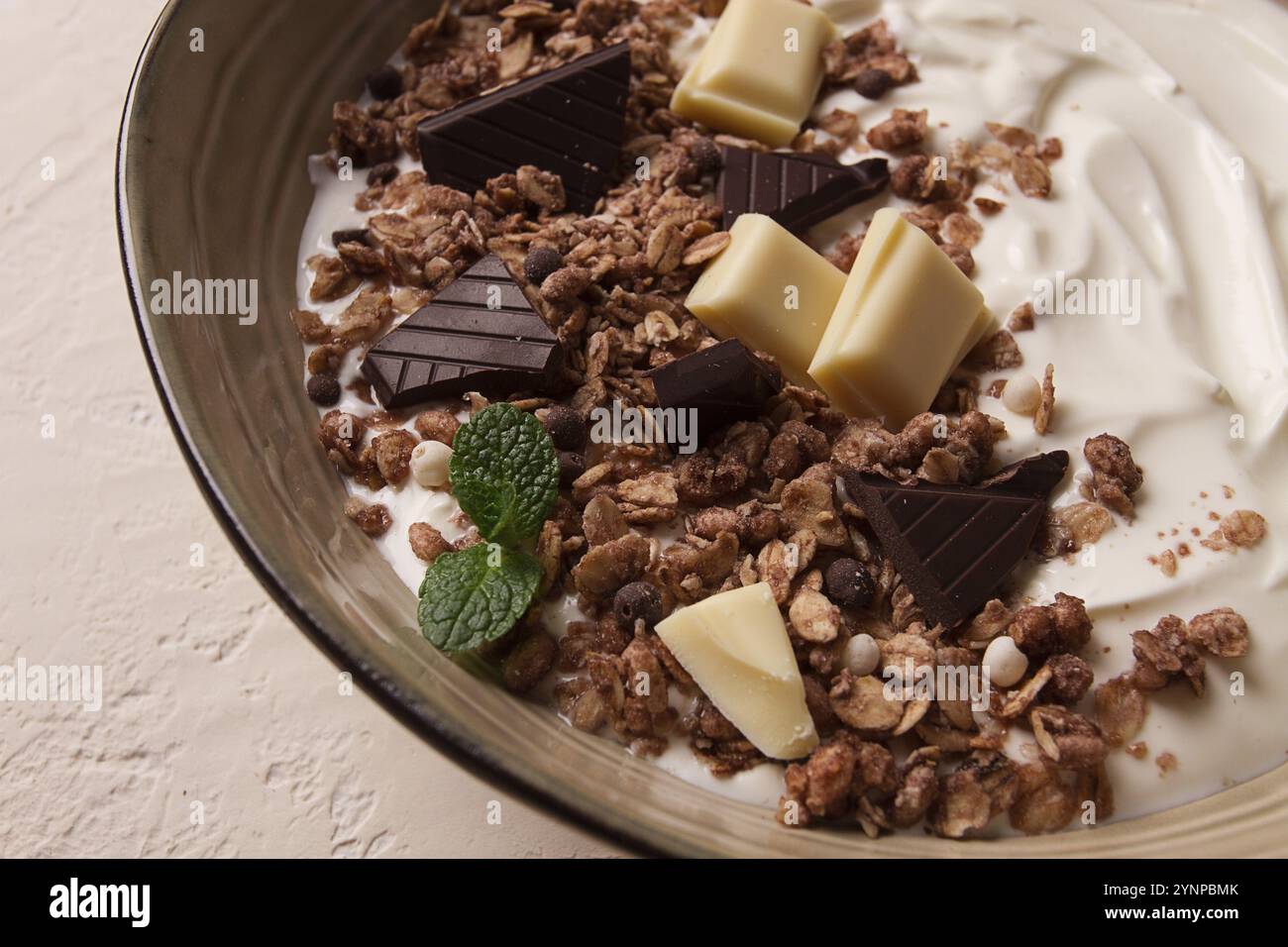 Yaourt avec muesli au chocolat, petit déjeuner, gros plan, fourchette sur le dessus, pas de gens Banque D'Images