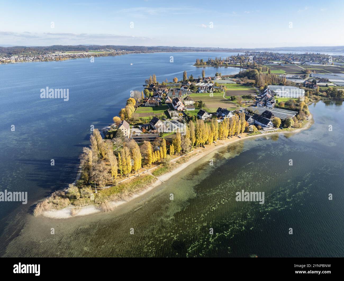 Vue aérienne de la pointe nord-ouest de l'île de Reichenau avec le quartier de Niederzell et la basilique à colonnes de Pierre et Paul, Winde Banque D'Images