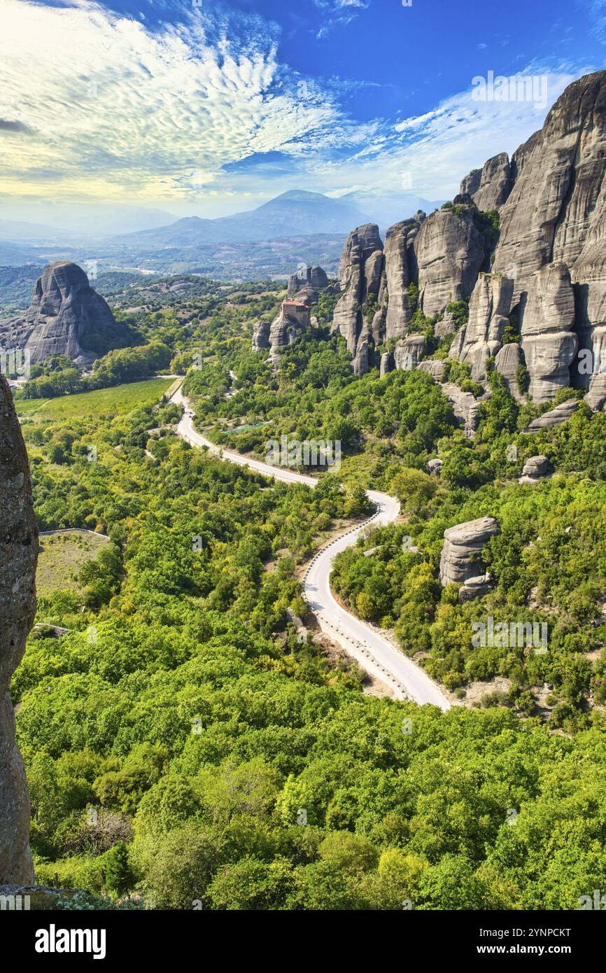 Monastères des Météores et la route principale photographiés par une journée ensoleillée Banque D'Images