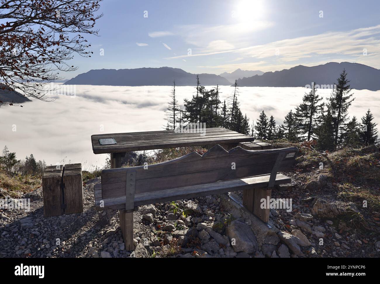 Un banc en bois rustique se dresse sur le Hochstaufen comme lieu de repos au-dessus de la mer automnale de brouillard, Alpes de Chiemgau, haute-Bavière, Bavière, Allemagne, euro Banque D'Images