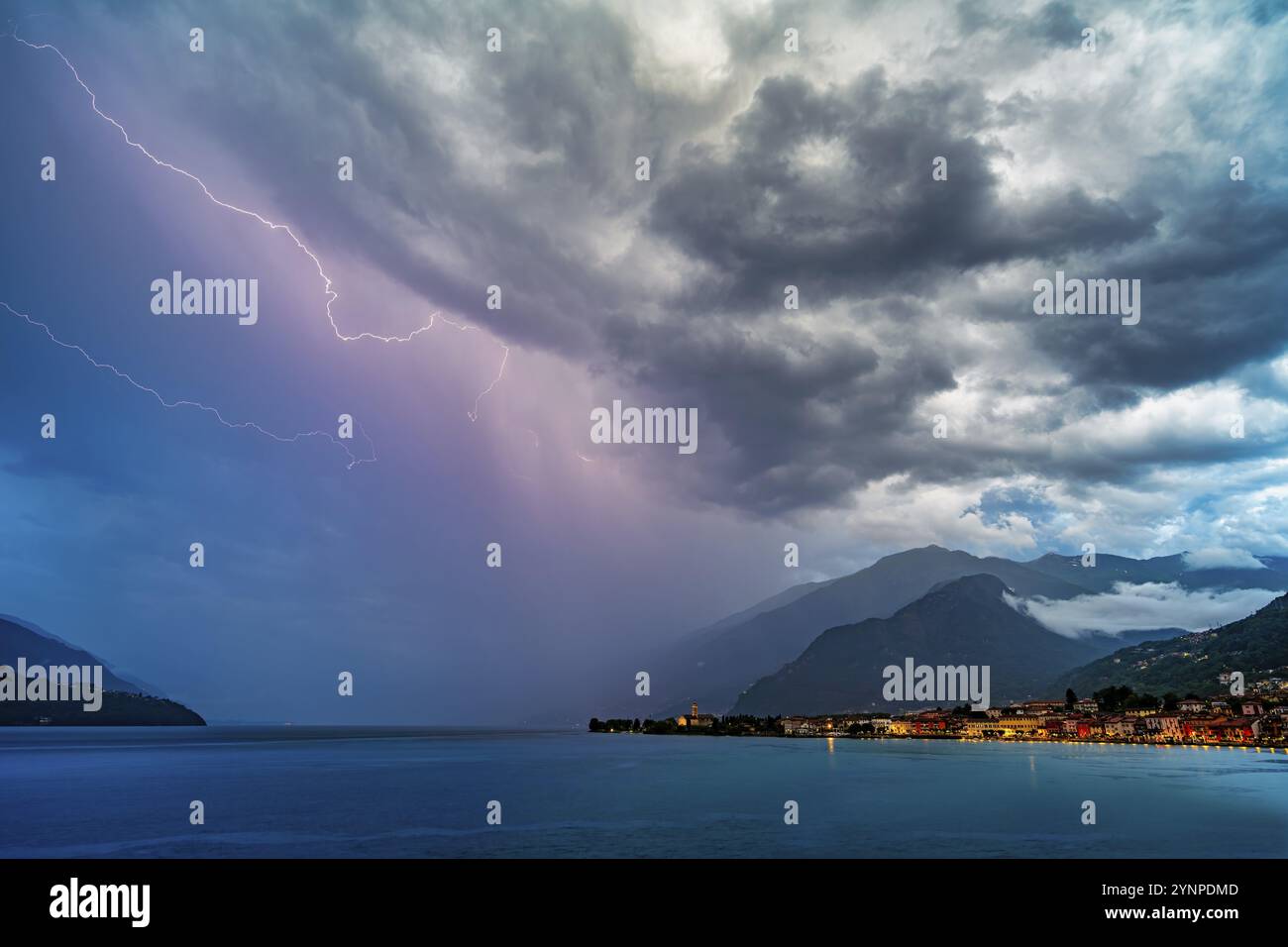 Un fort orage avec beaucoup d'éclairs au-dessus du lac de Côme Banque D'Images
