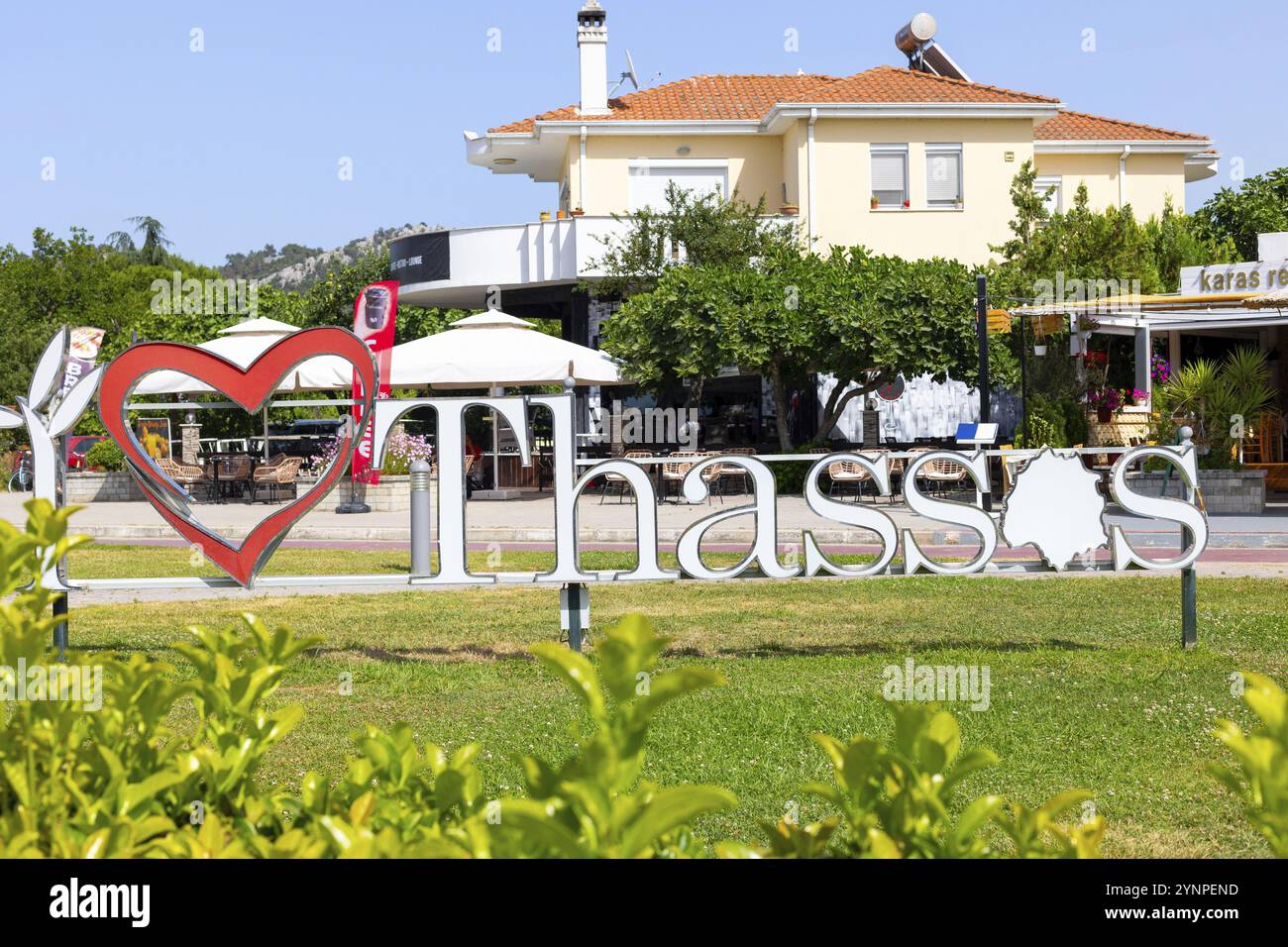 Limenas Port, Thassos, Grèce -12 juin 2024 : J'aime Thassos lettres dans la capitale et le port principal de l'île grecque Banque D'Images