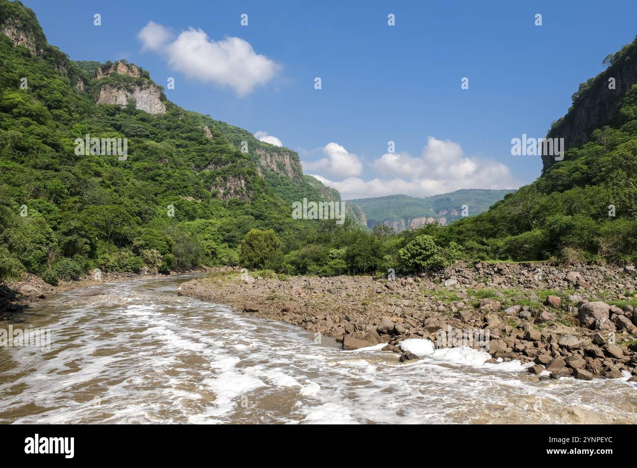 Les eaux du grand fleuve Santiago après la tempête. Guadalajara, Jalisco. Le Mexique Banque D'Images