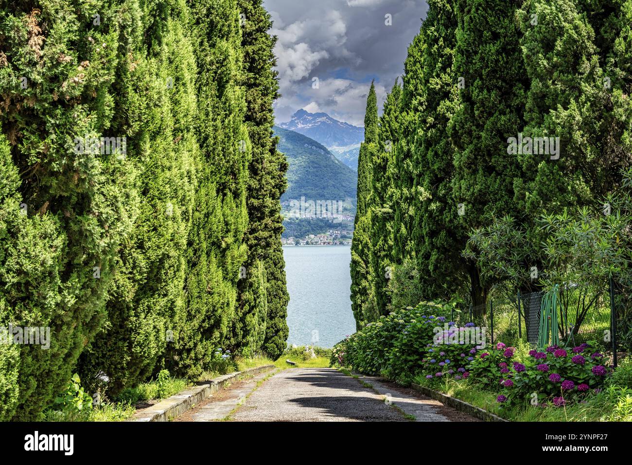 Une vue depuis le monastère Abbazia di Piona sur le lac de Côme en Italie en été Banque D'Images