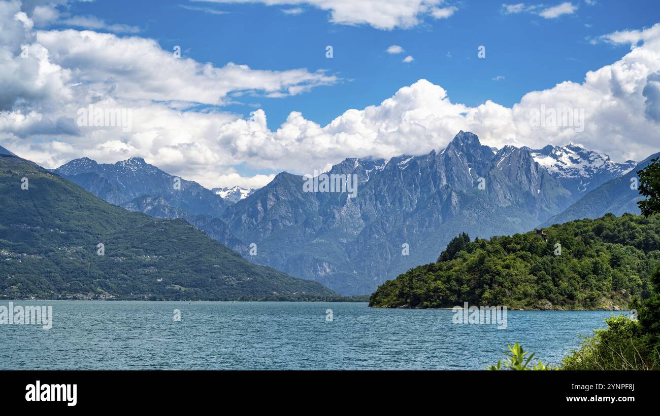 Une vue depuis le monastère Abbazia di Piona sur le lac de Côme en Italie en été Banque D'Images