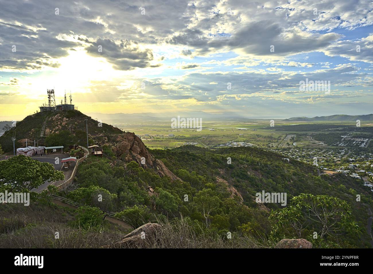 Vue depuis Castle Hill sur Townsville à l'aube Banque D'Images