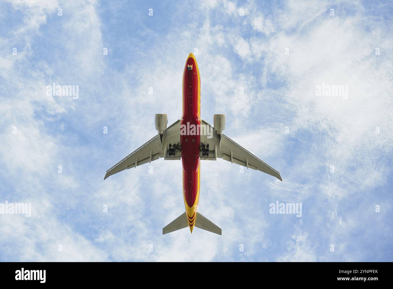 Un avion volant bas à l'atterrissage à l'aéroport de Leipzig Banque D'Images