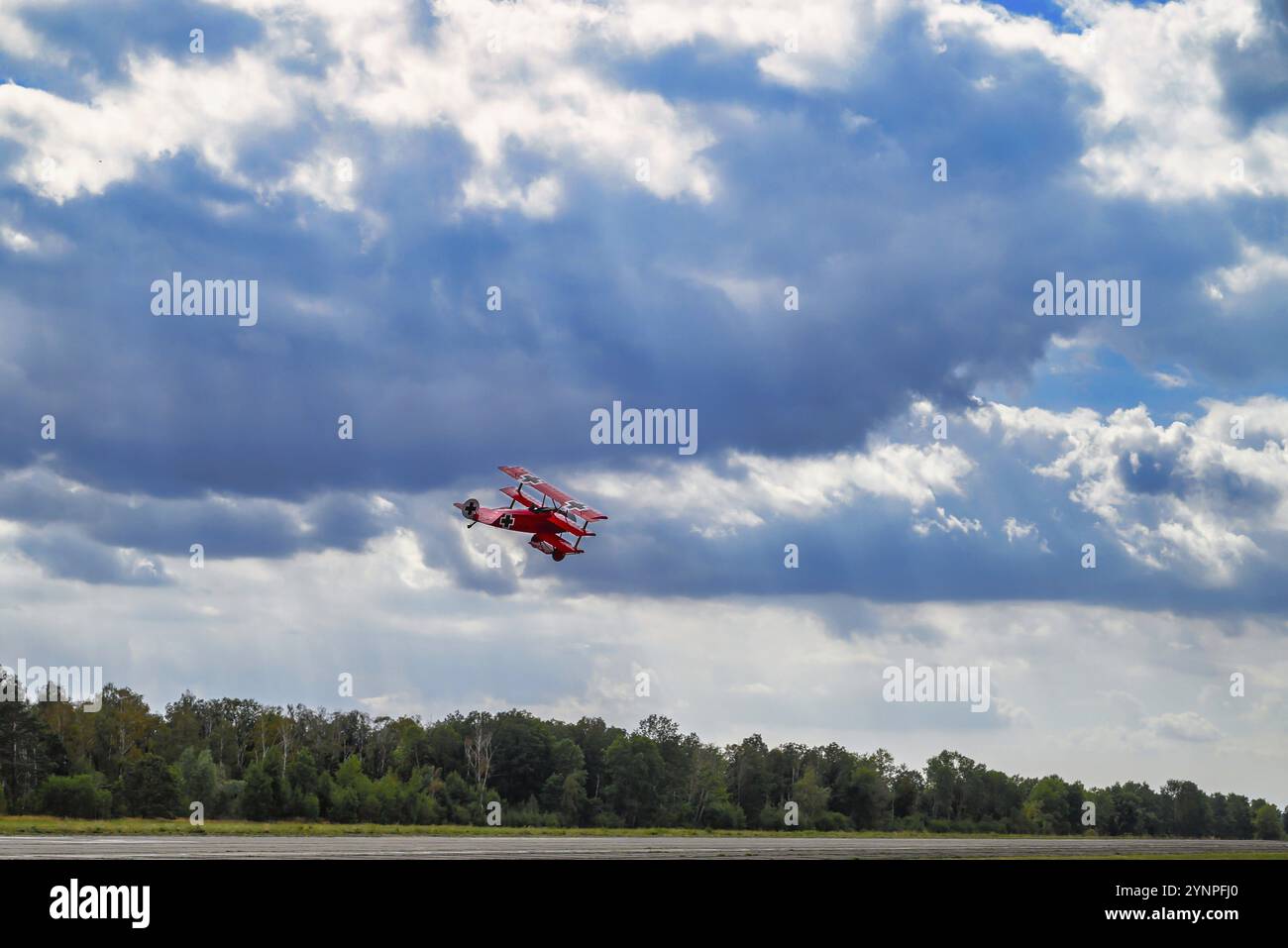 Un triplan pour le spectacle aérien dans un ancien aérodrome Banque D'Images