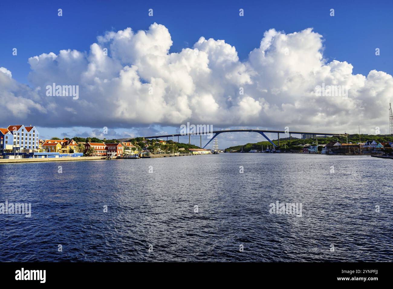 Vue sur le pont de la Reine Juliana à Willemstad sur Curaçao Banque D'Images