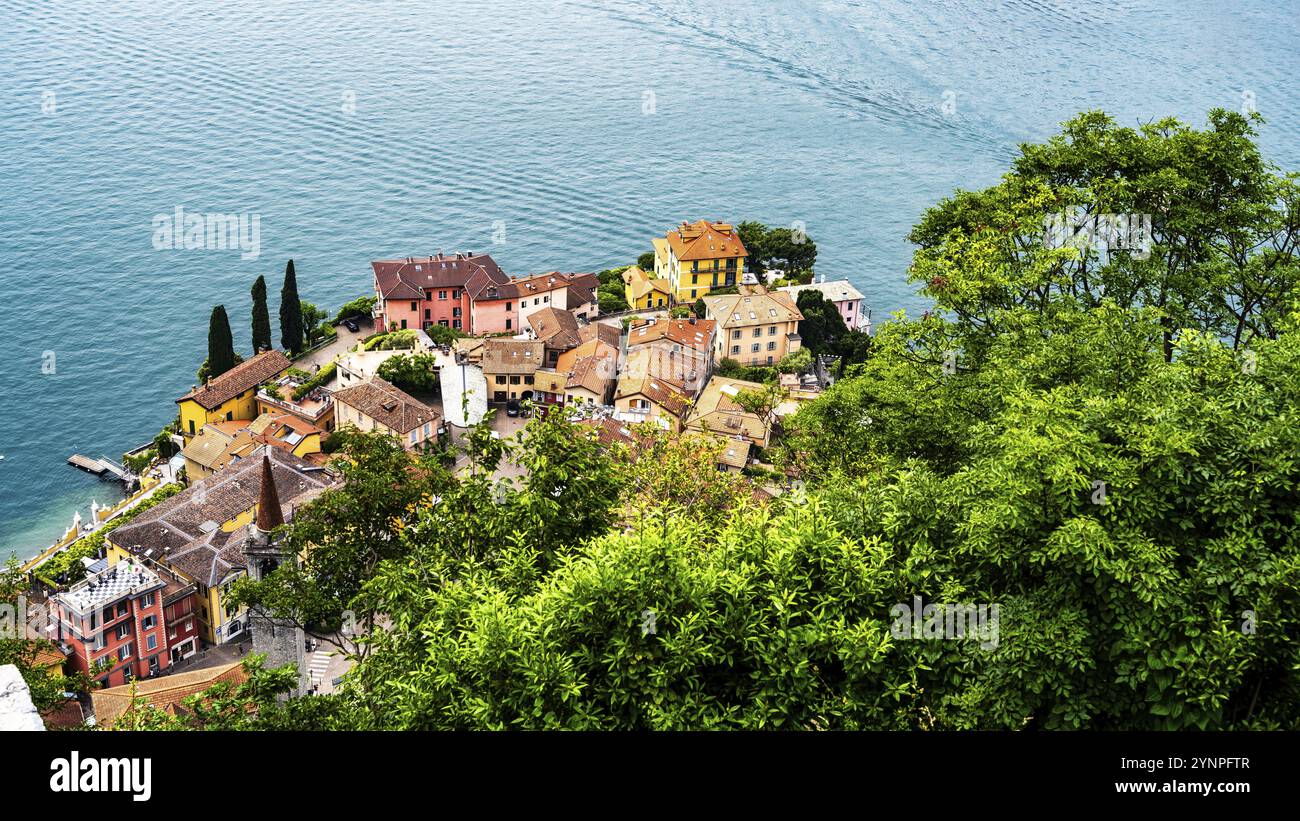 Une vue de Varenna sur le lac de côme par temps glorieux d'été Banque D'Images