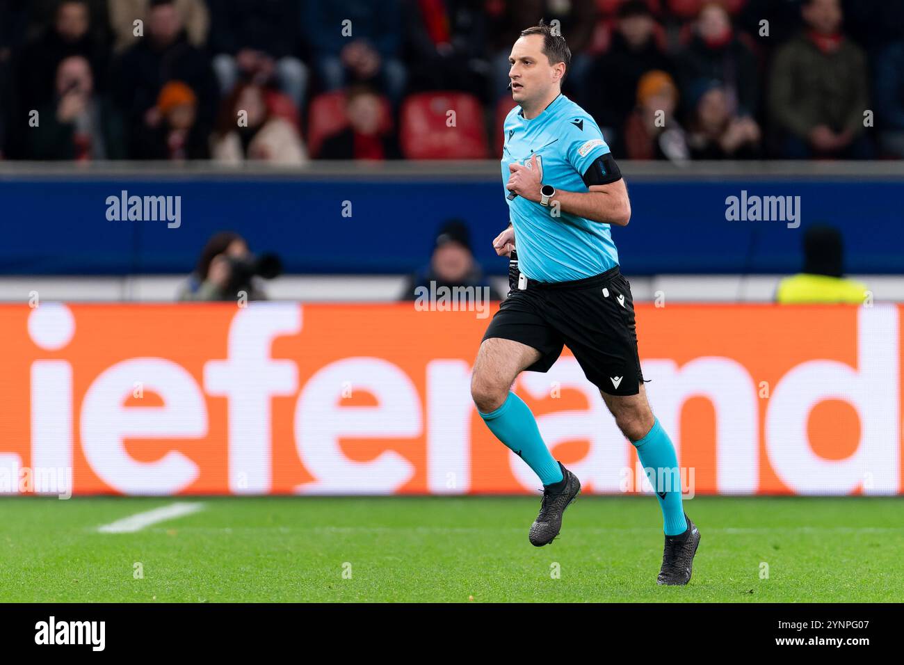 Leverkusen, Allemagne. 26 novembre 2024. LEVERKUSEN, ALLEMAGNE - NOVEMBRE 26 : arbitre Mykola Balakin lors du match MD5 de la phase de la Ligue des champions 2024/25 de l'UEFA entre le Bayer 04 Leverkusen et le FC Salzburg à la BayArena le 26 novembre 2024 à Leverkusen, Allemagne. (Photo de Joris Verwijst/Orange Pictures) crédit : Orange pics BV/Alamy Live News Banque D'Images Leverkusen, Allemagne. 26 novembre 2024. LEVERKUSEN, ALLEMAGNE - NOVEMBRE 26 : arbitre Mykola Balakin lors du match MD5 de la phase de la Ligue des champions 2024/25 de l'UEFA entre le Bayer 04 Leverkusen et le FC Salzburg à la BayArena le 26 novembre 2024 à Leverkusen, Allemagne. (Photo de Joris Verwijst/Orange Pictures) crédit : Orange pics BV/Alamy Live News Banque D'Images